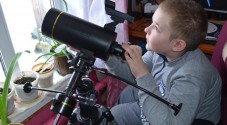 Михаил Бабич подарил телескоп школьнику из Белой Холуницы